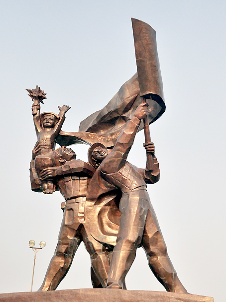 Tượng đài chiến thắng Điện Biên Phủ nằm trên đồi D1
