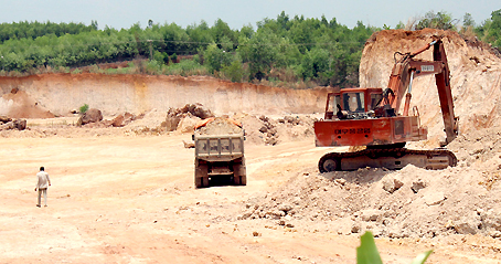 Ngang nhiên khai thác đất lậu