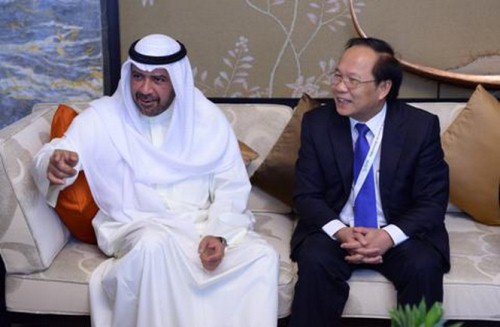 Bộ trưởng Văn hóa - Thể thao - Du lịch Hoàng Tuấn Anh (phải) và chủ tịch Hội đồng Olympic châu Á (OCA) Sheikh Ahmad Al-Fahad Al-Sabah tại trụ sở OCA ở Kuwait - Ảnh: OCA
