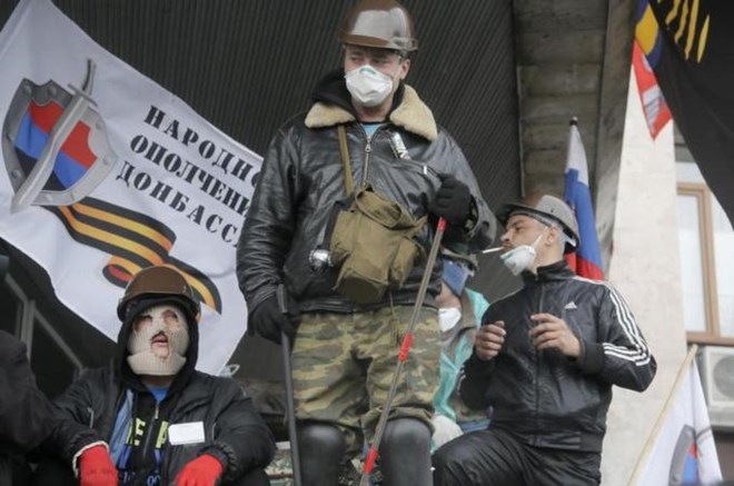 Những người biểu tình ly khai gác bên ngoài tòa nhà chính quyền thành phố Donetsk. (Ảnh: AP)