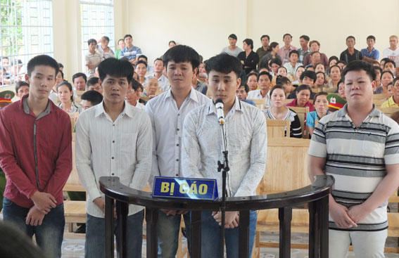 Các bị cáo Phát, Văn Hùng, Thanh Hùng, Việt, Cường (từ trái sang phải) tại phiên xét xử lưu động, sáng ngày 24-4, tại UBND xã Xuân Hưng (huyện Xuân Lộc)   