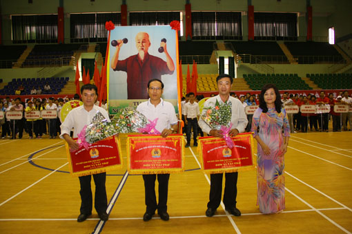 Ban tổ chức tặng hoa và cờ lưu niệm cho các đơn vị tài trợ cho hội thao