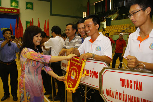 Ban tổ chức tặng hoa và cờ lưu niệm cho các đơn vị tài trợ cho hội thao