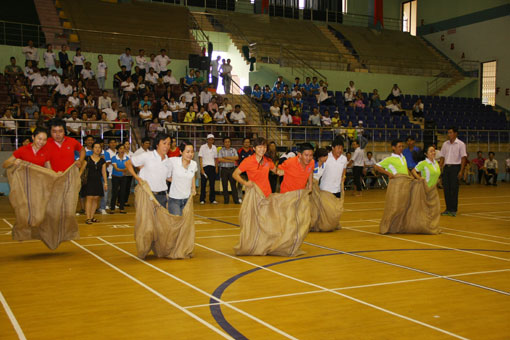 Các VĐV thi đấu môn nhảy bao bố