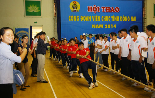 Các VĐV thi đấu môn kéo co