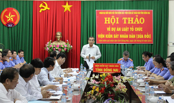 Đống chí Trần Văn Tư phát biểu tại hội thảo.