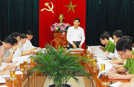 Phó chủ tịch UBND tỉnh Trần Văn Vĩnh chủ trì cuộc họp về tình hình thu, chi từ nguồn xử phạt vi phạm hành chính trong lĩnh vực giao thông năm 2014.