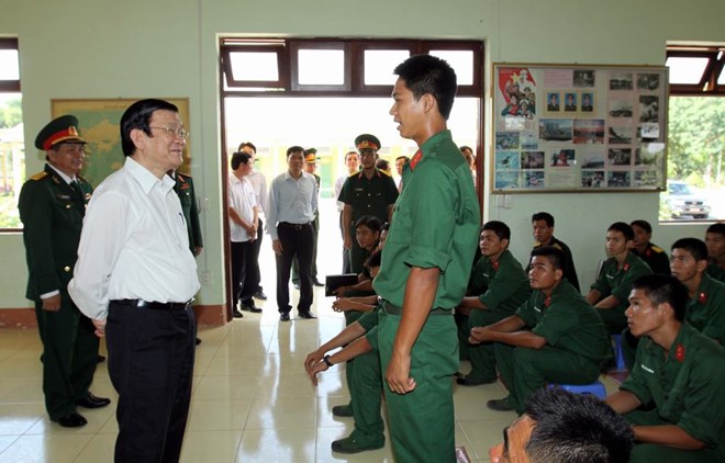 Chủ tịch nước Trương Tấn Sang thăm hỏi các chiến sĩ Lữ Đoàn pháo binh 75