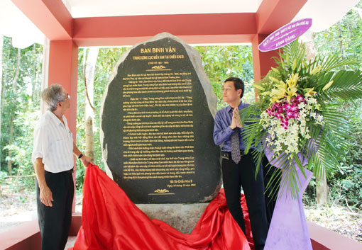 Chủ tịch UBND tỉnh Đinh Quốc Thái gỡ băng khánh thành Nhà bia Ban Binh vận