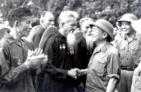 Năm 1954, sau chiến thắng Điện Biên Phủ, Đại tướng Võ Nguyên Giáp thăm thương, bệnh binh. Ảnh tư liệu