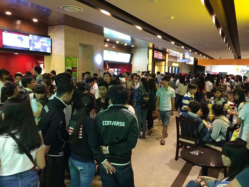 Rất đông khách đến chờ mua vé xem phim tại cụm rạp Lotte Biên Hòa.