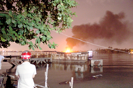 Hiện trường xảy ra vụ cháy sà lan trên sông Đồng Nai. Ảnh: T.Danh