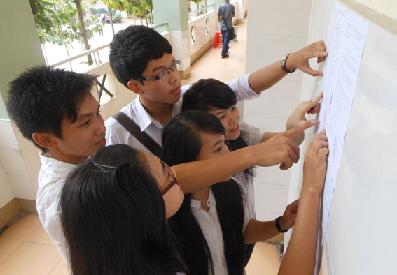 Thí sinh xem số báo danh trong ngày khai mạc kỳ thi tốt nghiệp THPT năm 2013 tại Trường TH-THCS-THPT Đinh Tiên Hoàng, TP. Biên Hòa