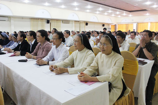 Các linh mục, chức sắc nhà tu hành đạo công giáo nghe triển khai Hiến pháp 2013