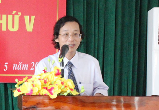 Phó trưởng ban Tuyên giáo Tỉnh ủy Bùi Quang Huy trình bày tình hình thời sự trên biển Đông.