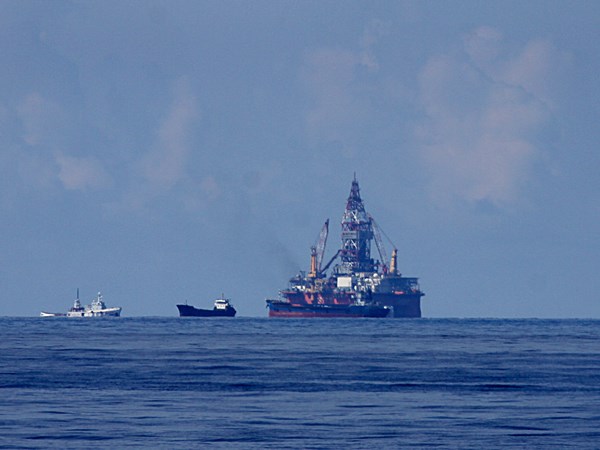 Tàu Trung Quốc bảo vệ giàn khoan trái phép, xâm phạm vùng đặc quyền kinh tế của Việt Nam (Ảnh: Vietnam+)