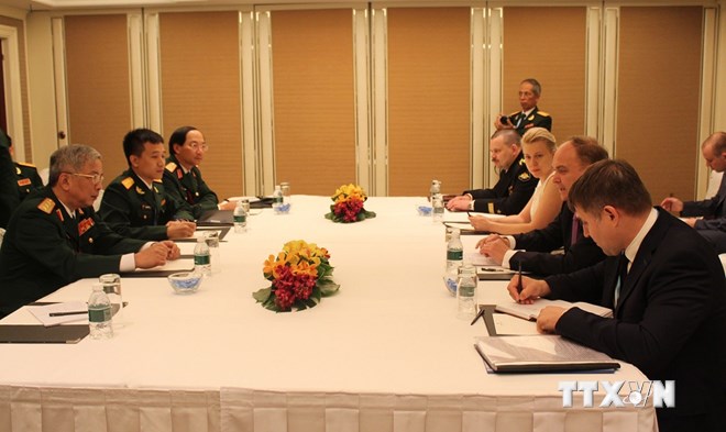 Thứ trưởng Bộ Quốc phòng Nguyễn Chí Vịnh gặp song phương với Thứ trưởng Bộ trưởng Quốc phòng Nga Anotony Antonov. (Ảnh: TTXVN)