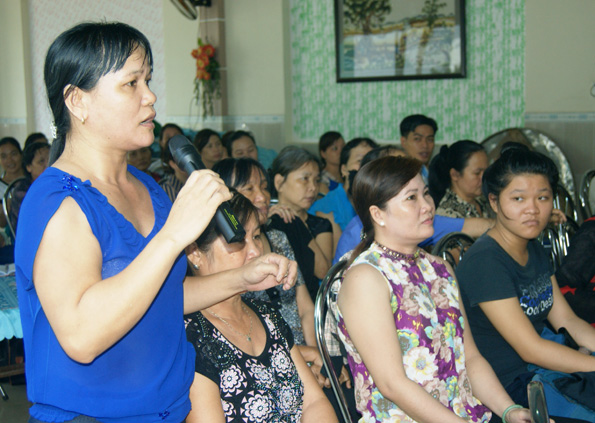  Chị em phụ nữ ấp Bến Cam thể hiện tâm tư, tình cảm của mình trước vấn đề biển Đông
