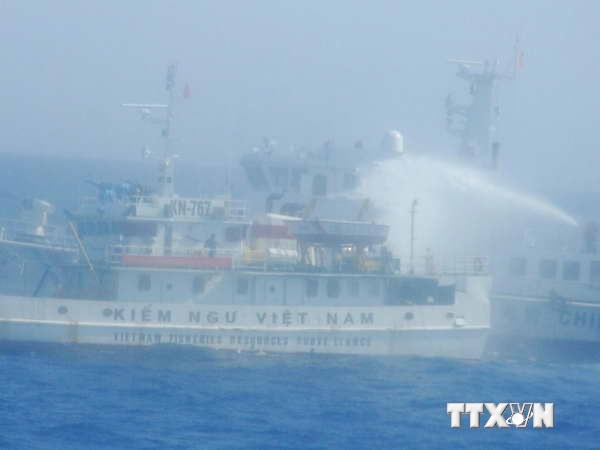 Tàu Trung Quốc vây hãm và phun vòi rồng vào tàu Việt Nam ngay tại vùng biển của Việt Nam. (Ảnh: TTXVN)