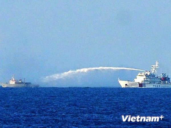 Tàu Trung Quốc hoạt động trái phép trên vùng biển Việt Nam liên tục vây ép sử dụng vòi rồng phun nước về phía các tàu chấp pháp của Việt Nam. (Ảnh chụp ngày 1/6)