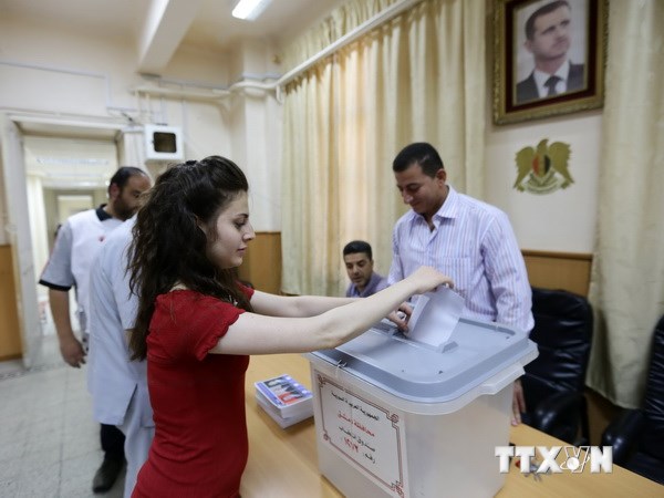 Người dân bỏ phiếu tại điểm bầu cử ở thủ đô Damascus ngày 3/6. (Ảnh: AFP/TTXVN)