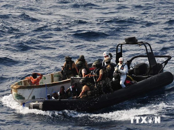 Các thành viên tàu Patino áp giải cướp biển ở ngoài khơi Ấn Độ Dương. (Nguồn: AFP/TTXVN)