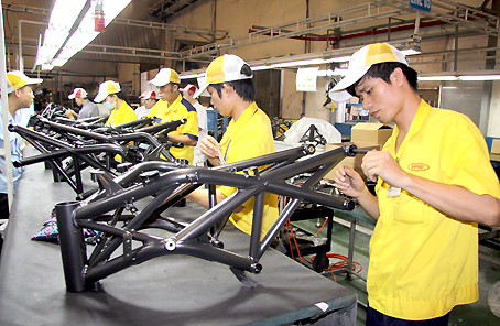 Công nhân Công ty cổ phần chính xác Việt Nam sớm trở lại sản xuất, giúp  doanh nghiệp vượt qua khó khăn.
