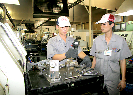 Tinh thần làm việc chăm chỉ của công nhân một doanh nghiệp tại Khu công nghiệp Hố Nai (huyện Trảng Bom) những ngày đầu tháng 6-2014.