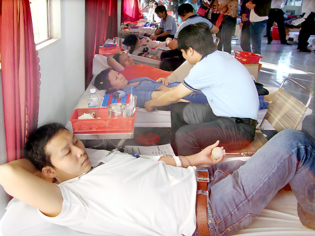 Người dân tham gia hiến máu tại Câu lạc bộ hưu trí TP.Biên Hòa. Ảnh: H.Dung