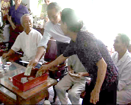 Hội viên Chi hội 4 Người cao tuổi ấp Tân Bình quyên góp ủng hộ biển Đông.