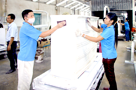 Công nhân trong giờ sản xuất tại Công ty San Lim Furniture Việt Nam (Khu công nghiệp Bàu Xéo, huyện Trảng Bom), chuyên sản xuất đồ gỗ xuất khẩu.