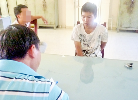 Đại úy Trần Văn Ngãi (bìa trái) làm việc với một đối tượng mua bán ma túy tại địa bàn phường Long Bình, TP.Biên Hòa.