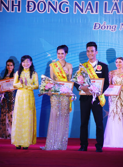 Chị Bùi Thị Bích Thủy, Phó bí thư Tỉnh đoàn trao giải nhì cho 2 thí sinh Trần Minh Tùng và Lê Thị Phương (đều là sinh viên trường đại học Đồng Nai)