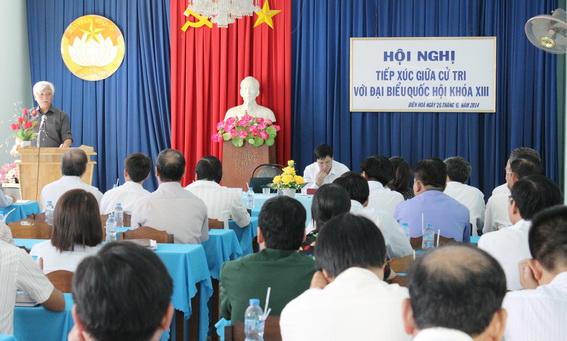 Đại biểu Dương Trung Quốc phát biểu tại buổi tiếp xúc với cử tri TP. Biên Hòa