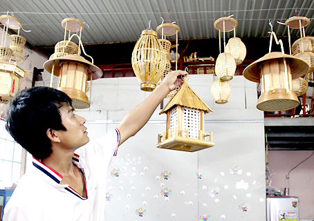 Đèn tre bán tại cơ sở Việt Hồng (xã Bắc Sơn, huyện Trảng Bom).