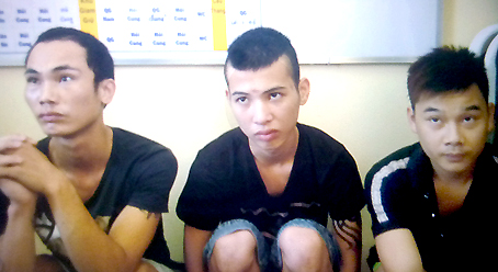 Nguyễn Văn Cường (bìa trái) và đồng bọn bị bắt giữ tại cơ quan công an.