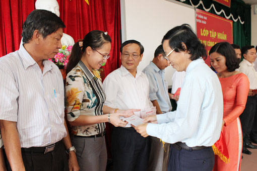 Phó Trưởng Ban Tuyên giáo Tỉnh ủy Bùi Quang Huy trao giấy  chứng nhận hoàn thành lớp tập huấn cho các học viên.