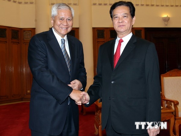 Thủ tướng Nguyễn Tấn Dũng tiếp Bộ trưởng Ngoại giao Philippines Albert del Rosario.