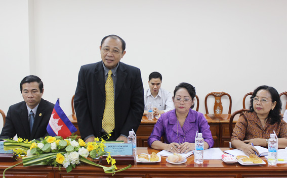 Ông Sourn Sokhim, Phó Quốc vụ khanh Bộ Kế hoạch Campuchia phát biểu tại buổi làm việc.