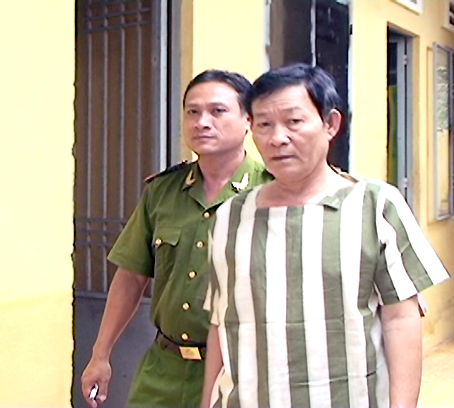 Công an TX.Long Khánh dẫn giải đối tượng Nguyễn Văn Từng về trụ sở.