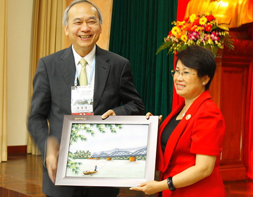 Bà Phan Thị Mỹ Thanh tặng tranh lưu niệm cho Giám đốc Bệnh viện Trường Canh Trần Triệu Long
