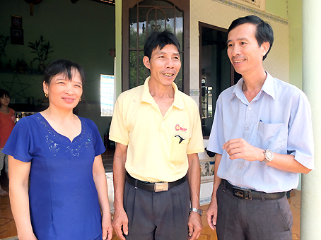 Bà Chuốt với Phó chủ tịch Ủy ban MTTQ xã Vĩnh Tân Nguyễn Văn Long (bìa phải).