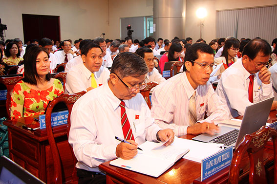 Các đại biểu HĐND tỉnh tham dự kỳ họp