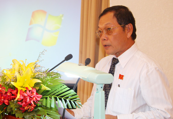 Phó chủ tịch UBND tỉnh Trần Minh Phúc báo cáo trước Kỳ họp