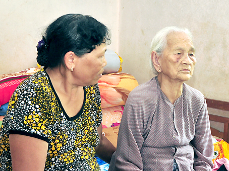 Bà cụ Võ Thị Bài (ngồi cạnh con gái) kể lại sự cố đã xảy ra.