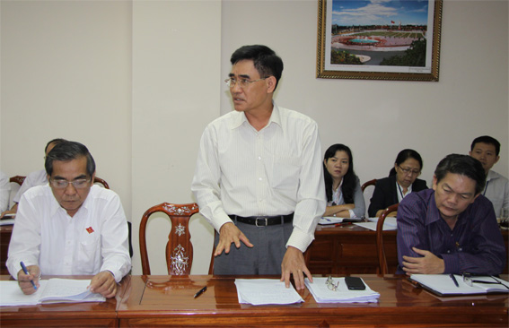 Phó chủ tịch UBND Trần Văn Vĩnh tham gia ý kiến tại buổi thảo luận ở tổ