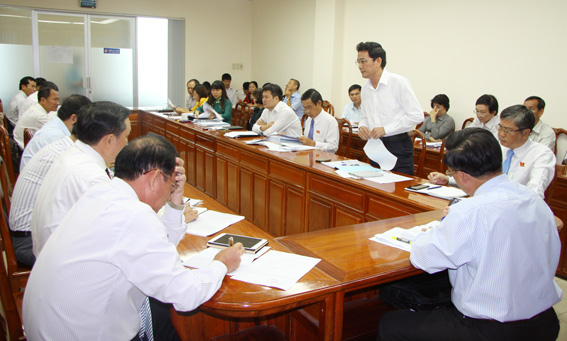 Phó chủ tịch UBND tỉnh Võ Văn Chánh tham gia ý kiến thảo luận tại tổ số 3