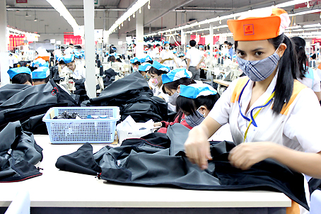 Sản xuất quần áo xuất khẩu tại Công ty cổ phần Đồng Tiến. Ảnh: H.Giang