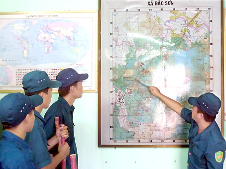 Phó chỉ huy trưởng Ban Chỉ huy quân sự xã Bắc Sơn Lý Xuân Phương đang trao đổi kế hoạch tác chiến với dân quân thường trực xã.