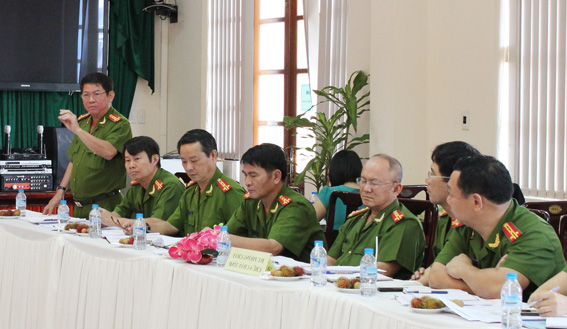 Đại úy Võ Văn Sáng, Bí thư Đảng ủy, Giám đốc Cảnh sát PCCC báo cáo tại buổi kiểm tra.